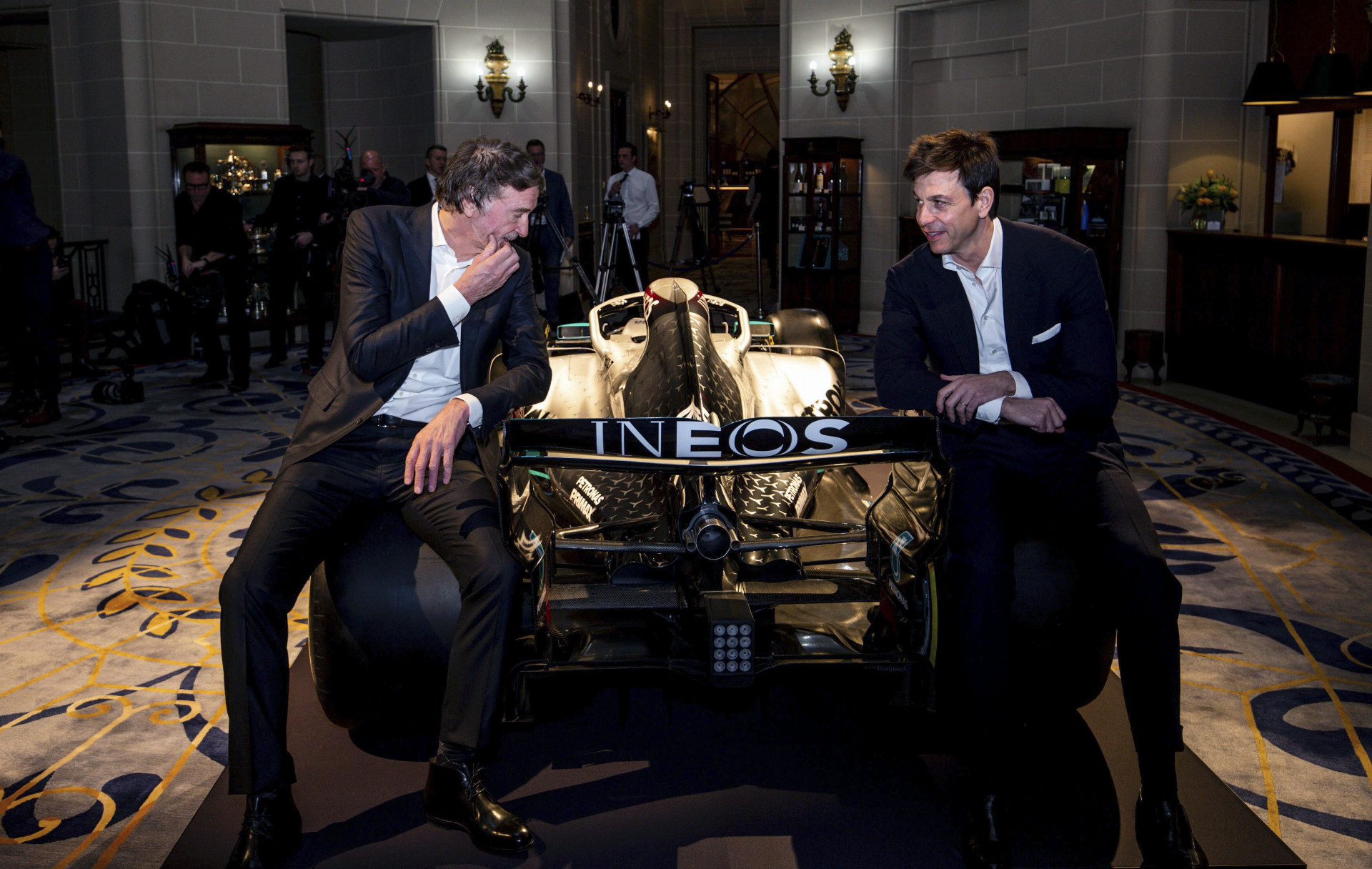 Zakladateľ a majiteľ koncernu Ineos a zároveň najbohatší Brit súčasnosti Jim Ratcliffe (vľavo) si obzerá nový monopost stajne Mercedes. Vpravo šéf elitného tímu
formuly 1 Toto Wolff.