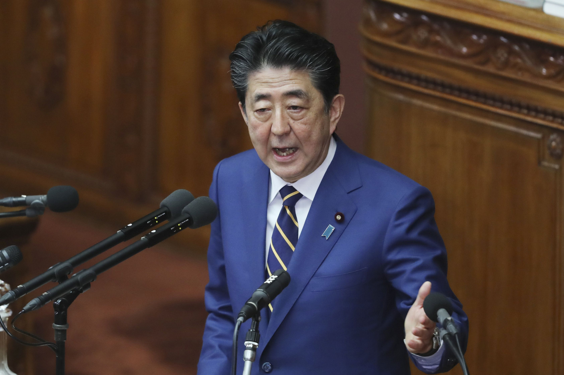 Japonský premiér Šinzó Abe zvýšil spotrebnú daň, aby vytiahol rozpočet z hlbokého deficitu.