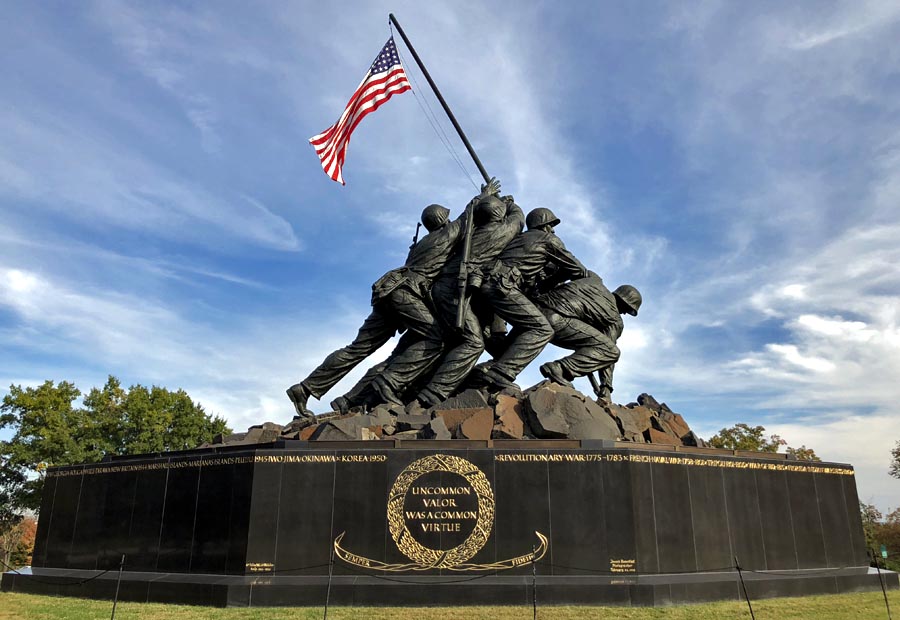 Pomník americkej námornej pechoty v Arlingtone vznikol podľa slávnej fotografie vojakov, vztyčujúcich  americkú zástavu na Iwo-džime. 