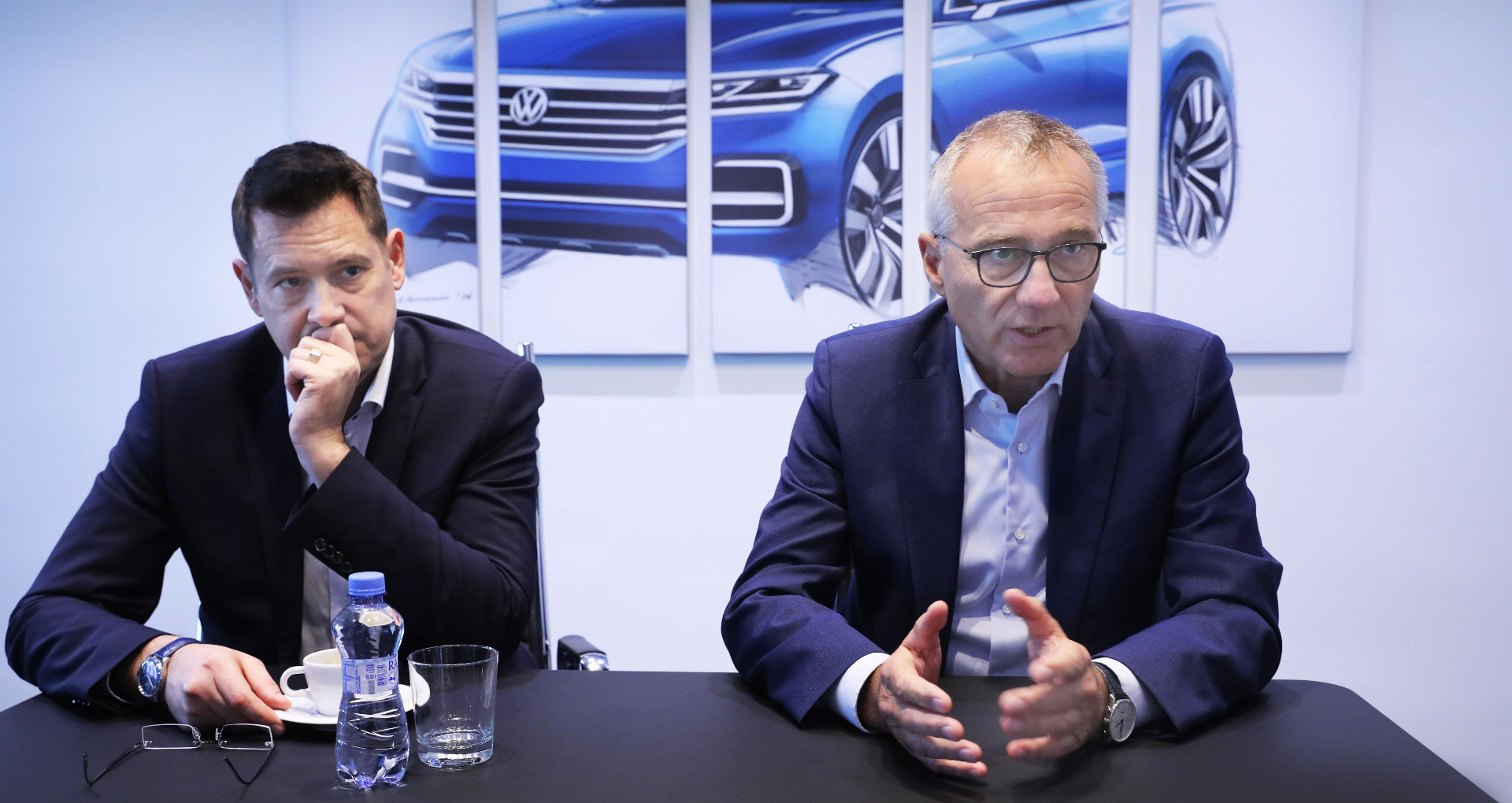Oliver Grünberg (vľavo) a Andreas Tostmann hovoria, že autopriemysel je na Slovensku dôležitejší ako v ktorejkoľvek krajine na svete.