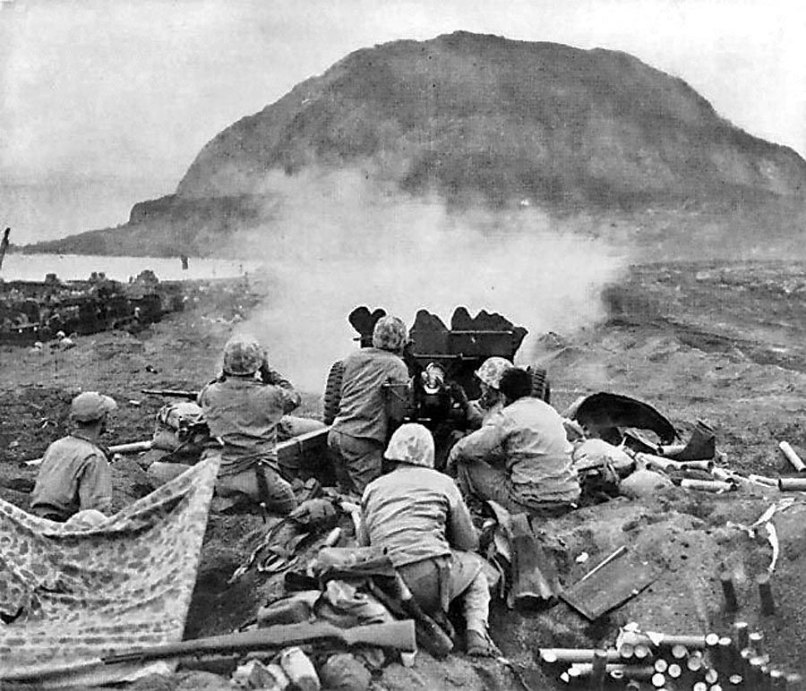 Američania ostreľujú nepriateľské pozície pod horou Suribači. Japonci sa na ich inváziu dobre pripravili a vďaka systému bunkrov a palebných postavení urobili z ostrova jednu veľkú pevnosť.