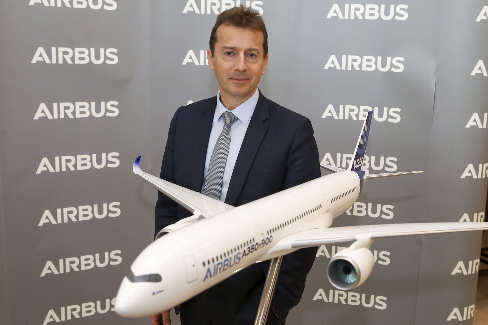 Šéf Airbusu Guillauma Faury hovorí, že lietadlá majú predané na päť rokov dopredu.