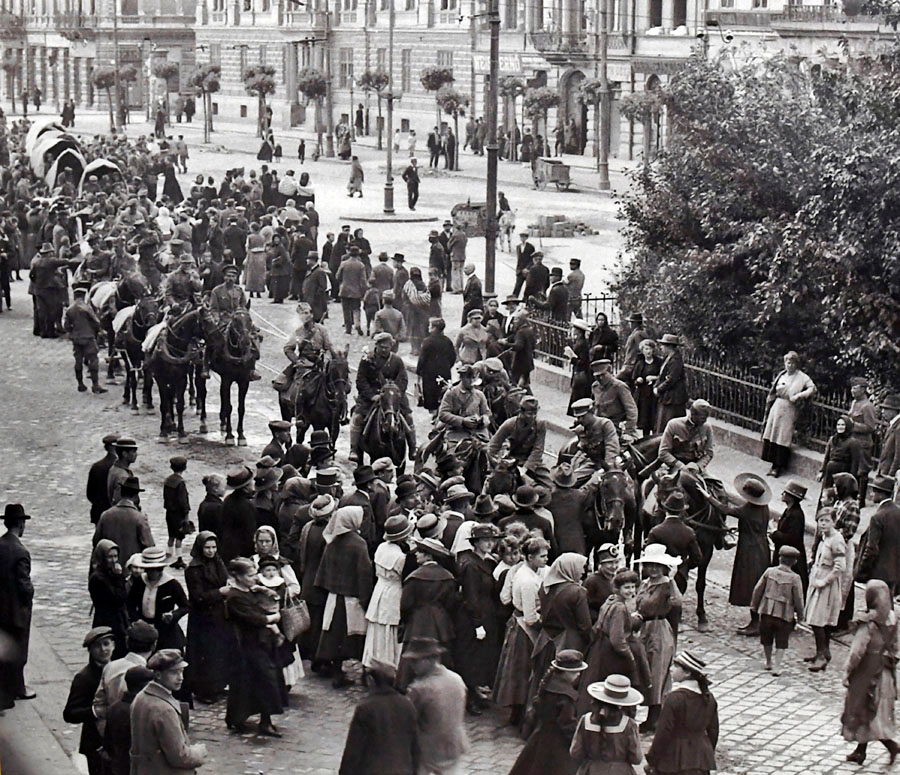Jednotky Maďarskej republiky rád v Košiciach v júni 1919. Vojna s južným susedom a nevyjasnená otázka územia a hraníc bola jedným z dôvodov, ktoré zdržali prípravy československej ústavy.
