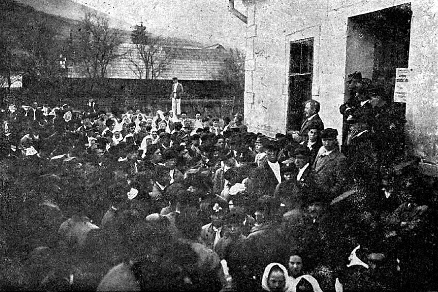 Prvým československým voľbám predchádzala tvrdá kampaň, v ktorej si strany navzájom nič nedarovali. Snímka zachytáva jedno z predvolebných zhromaždení v Terchovej na jar 1920.