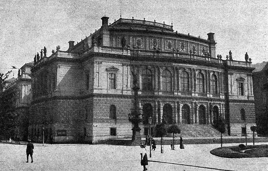 Sídlom prvorepublikového Národného zhromaždenia sa stala historická budova Rudolfína v Prahe.