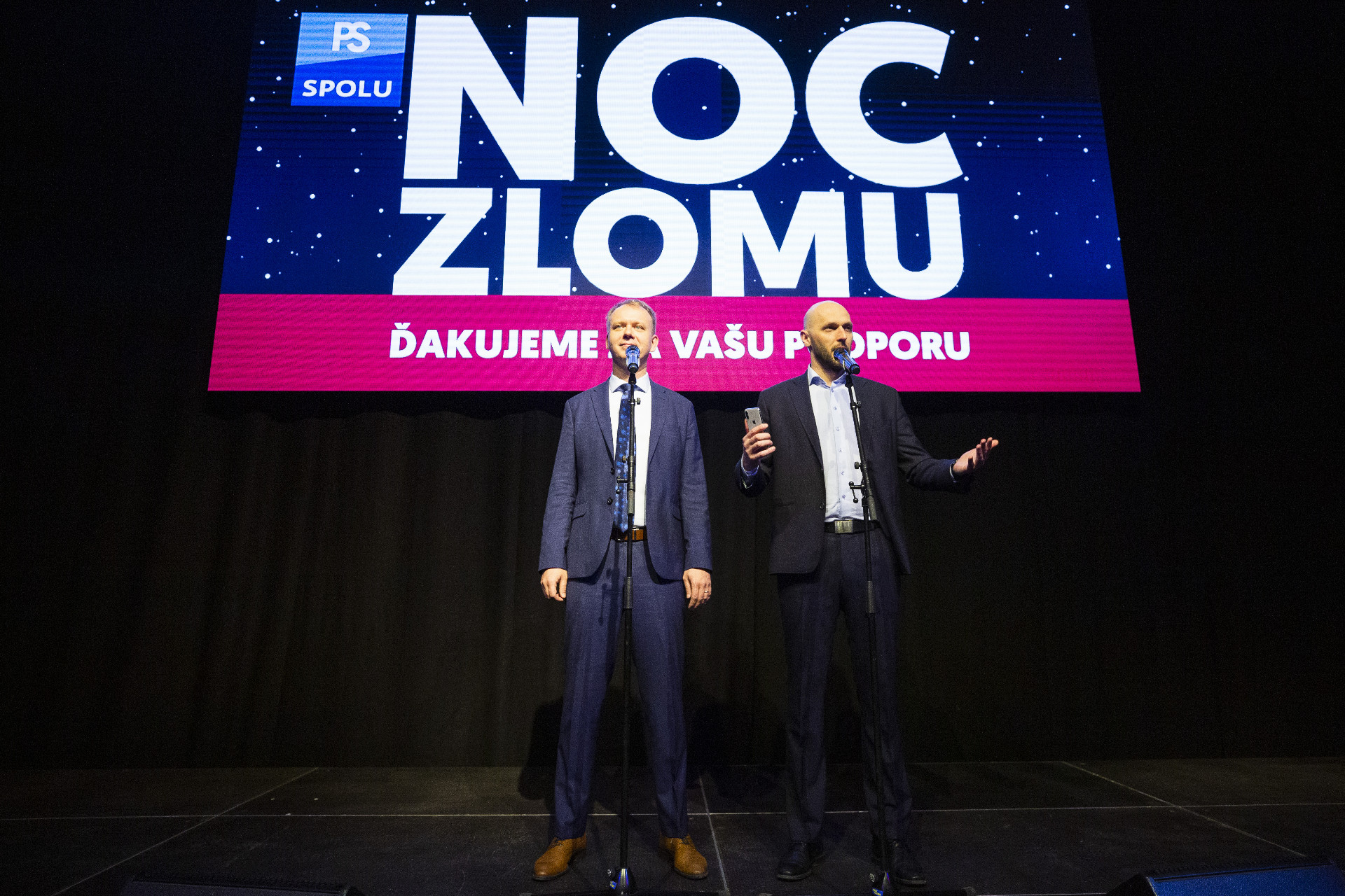 Predseda SPOLU - občianskej demokracie Miroslav Beblavý a líder koalície strán Progresívne Slovensko - Spolu Michal Truban vo volebnej centrále koalície po skončení volieb.