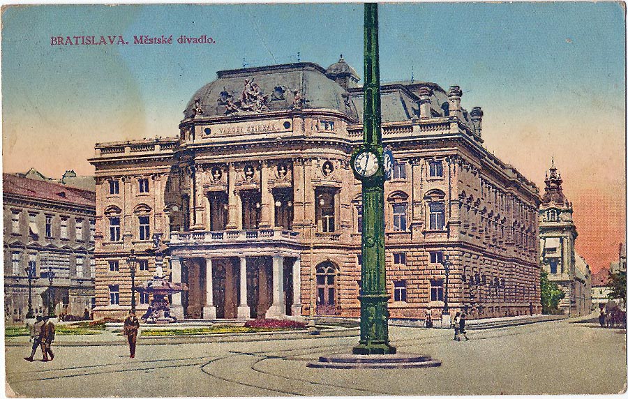 Sídlom SND sa stala budova Mestského divadla v Bratislave (na pohľadnici z roku 1926, ešte s maďarským názvom Városi színház na priečelí), o ktorú sa sprvu muselo deliť s nemeckými a maďarskými súbormi.