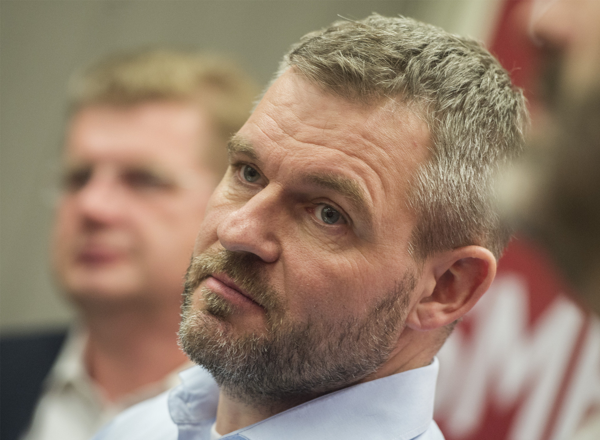 Líder strany Smer-SD Peter Pellegrini počúva otázku na brífingu počas volebnej noci po voľbách do Národnej rady Slovenskej republiky vo volebnej centrále strany v Bratislave.