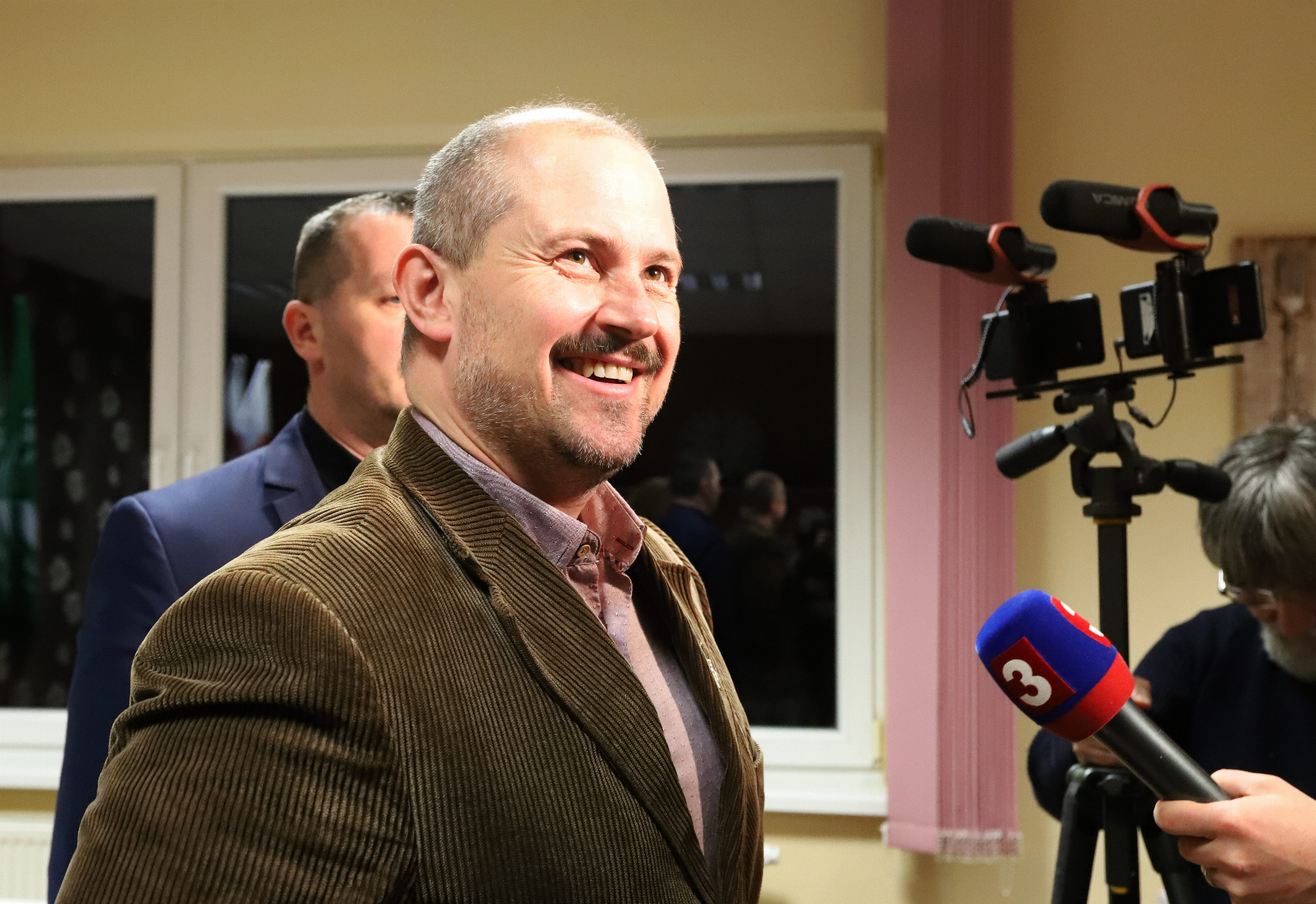 Líder ĽSNS Marian Kotleba v centrále strany po voľbách do NR SR v Banskej Bystrici.