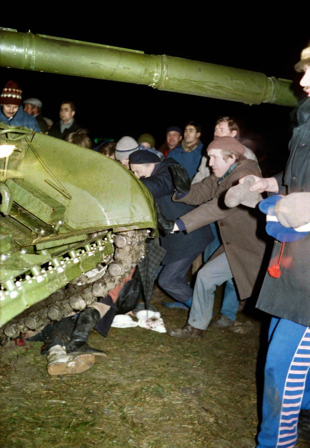 Litovčania sa v januári 1991 snažili zastaviť sovietske tanky holými rukami.