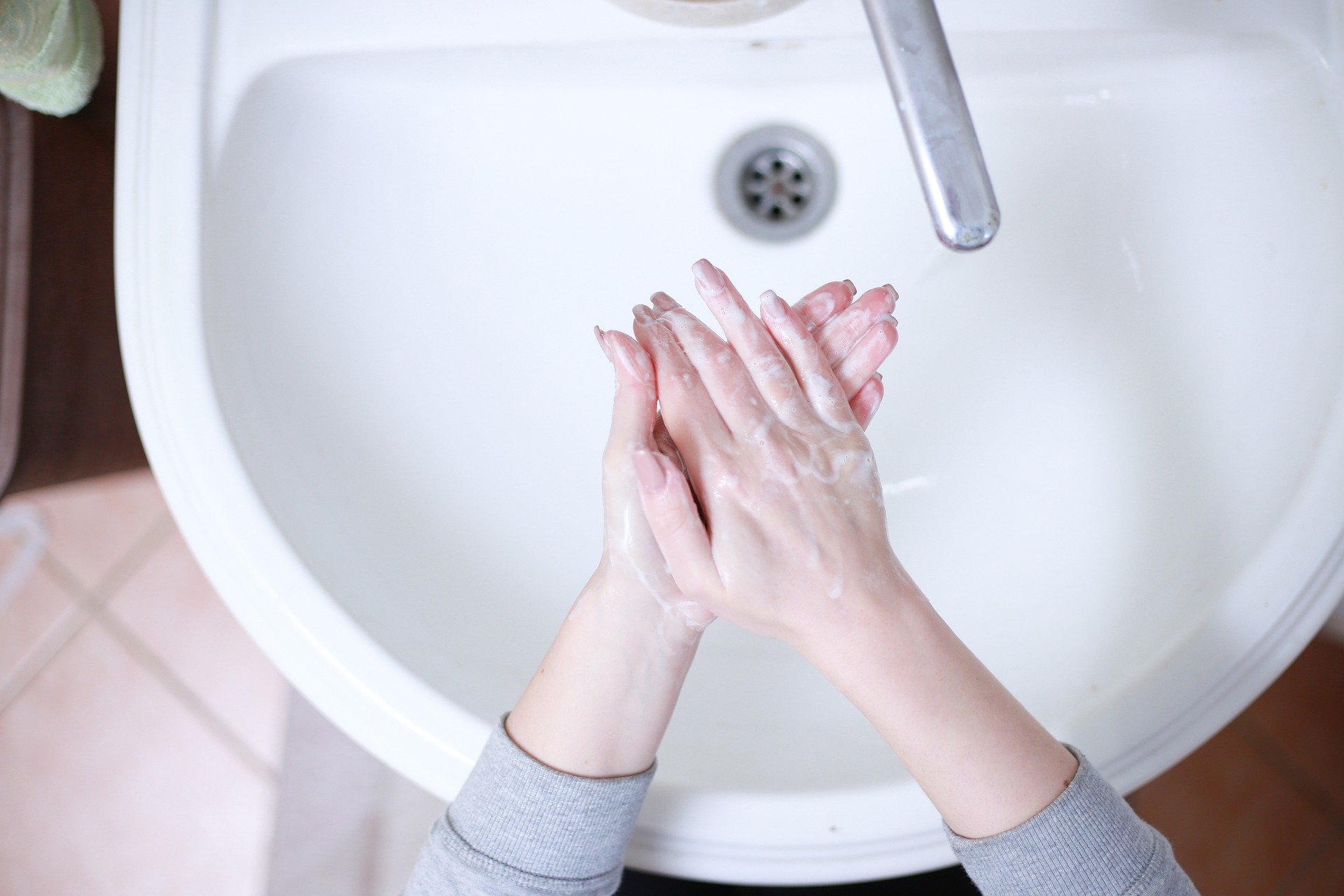 Pred nasadením ústneho rúška použite dezinfekciu na báze alkoholu alebo si umyte ruky mydlom a vodou.

„Pred použitím rúška je dôležité umyť si ruky, pretože môžu byť kontaminované. Pri nasadzovaní by malo byť rúško úplne čisté,“ hovorí Fabiánová. 

Ideálne je dobre si umyť ruky pod tečúcou vodou. Ak nie je voda k dispozícii, hodí sa aj dezinfekcia s alkoholom. „Tá sa po rozotrení nezmýva, necháva sa zaschnúť,“ upozorňuje odborníčka.