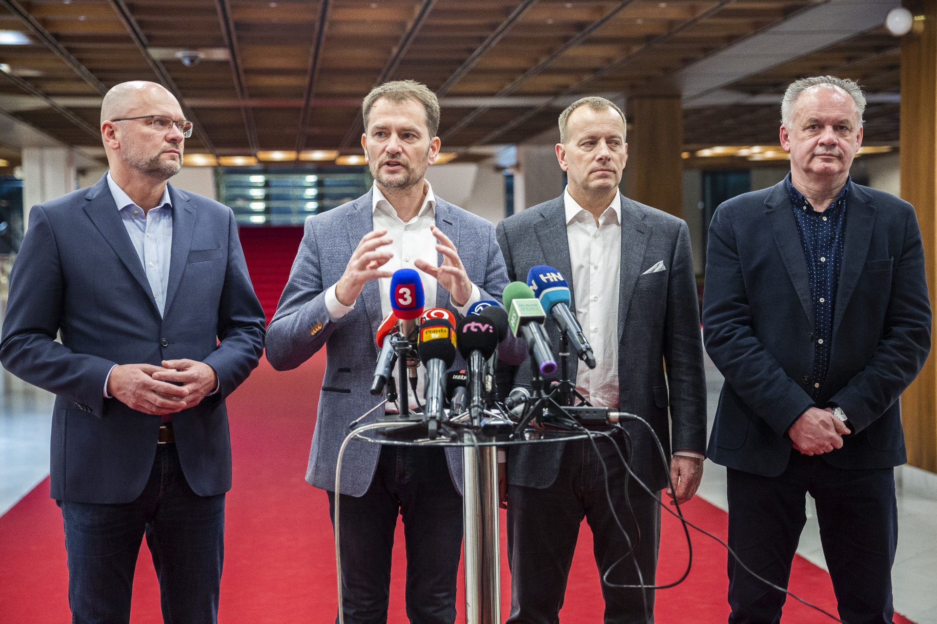 Vzájomná kontrola ministerstiev má byť minulosť. Presadzuje ju len strana Za ľudí Andreja Kisku (úplne vpravo).