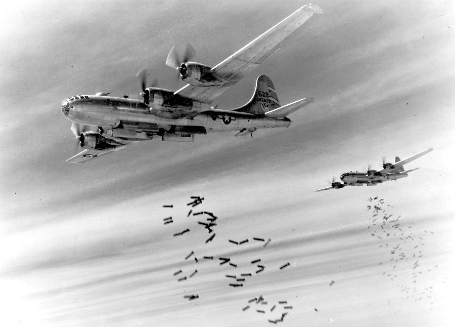 Na Tokio a neskôr aj na ďalšie japonské mestá útočili v roku 1945 predovšetkým bombardéry B-29 Superfortress. 