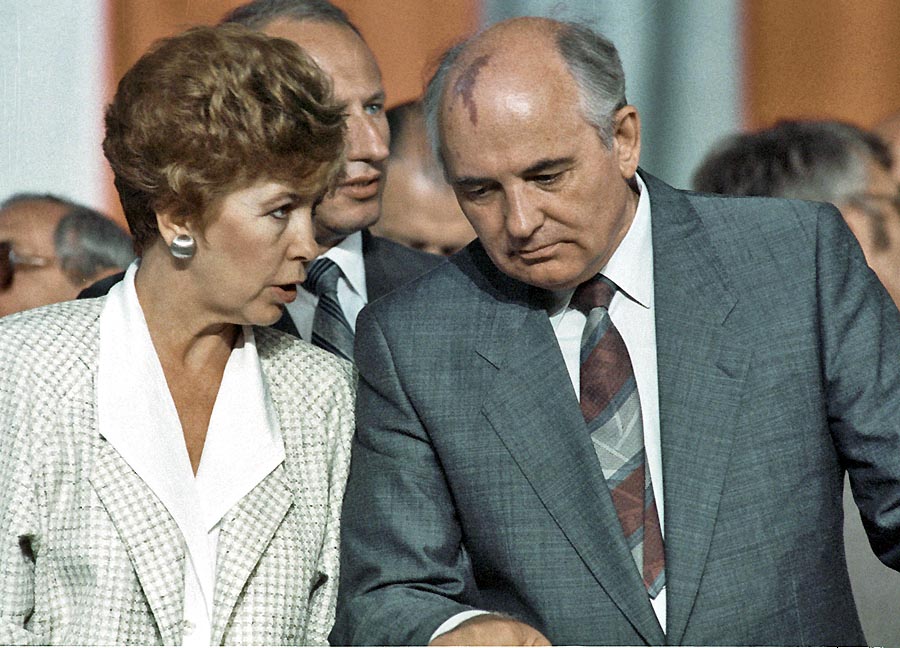 Gorbačov so svojou ženou Raisou. Od väčšiny straníckych kolegov sa odlišoval nielen uvoľneným vystupovaním, ale aj tým, že jeho manželka sa verejne angažovala.
