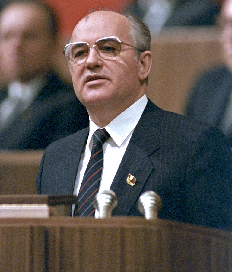 V čase nástupu do najvyššej funkcie pôsobil Gorbačov vďaka svojmu veku ako „zjavenie“. Mal síce 54 rokov, medzi vtedajšou nomenklatúrou bol však „mladíkom“. 