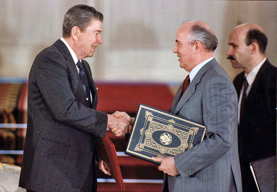 Michail Gorbačov spustil radikálne zmeny aj v zahraničnej politike Sovietskeho zväzu. S americkým prezidentom Ronaldom Reaganom podpísal napríklad zmluvu o likvidácii rakiet stredného a kratšieho doletu.