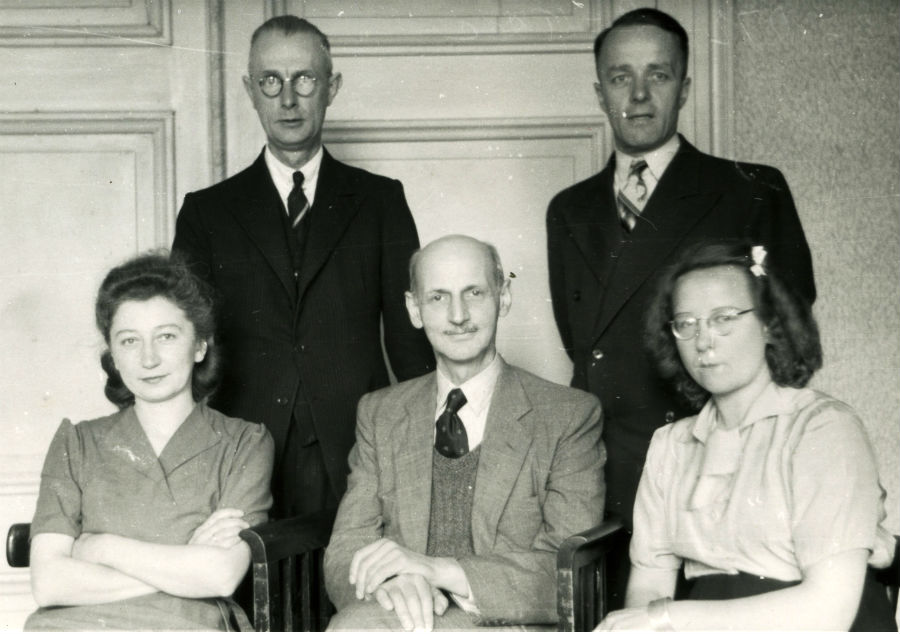 Otto Frank (uprostred dole) bol napokon jediný z rodiny, kto holokaust prežil. Na snímke je si Miep Giesovou (vľavo dole), Bep Voskuijlovou (vpravo), Johannesom Kleimanom (vľavo hore) a Victorom Kuglerom. Títo ľudia, ktorých Anna Franková nazývala Pomocníci, poskytovali jedlo, knihy a psychickú podporu celej rodine, keď sa dva roky ukrývala pred nacistami. 