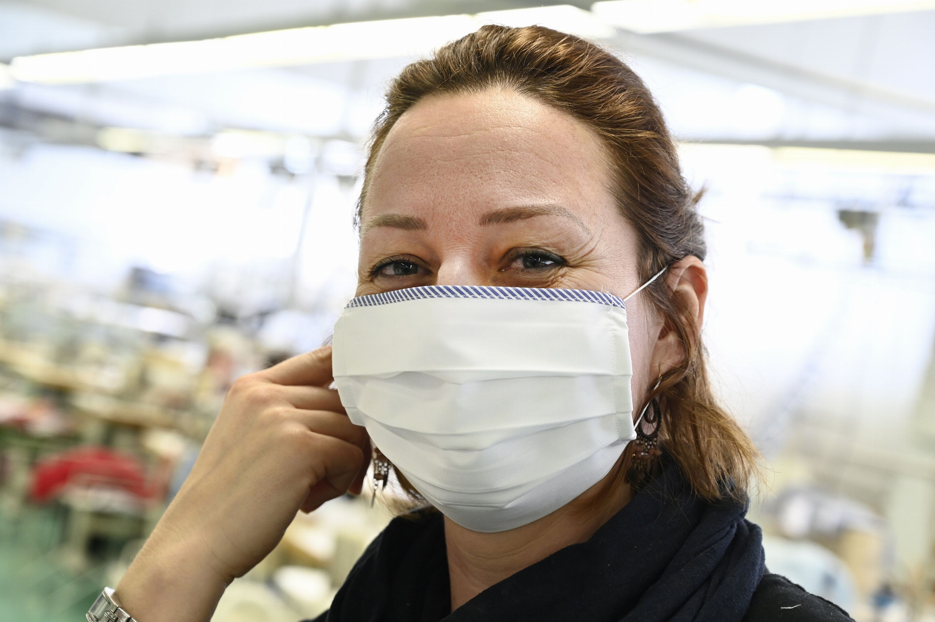 Zamestnankyňa textilnej fabriky Zornica testuje jeden z prvých kusov rúšok chrániacich dýchacie cesty proti novému koronavírusu