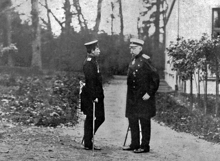 Bismarck s nemeckým cisárom Wilhelmom II. v roku 1888. Kým Wilhelm I. konštatoval, že nie je ľahké vládnuť pri takomto kancelárovi, jeho ambiciózny vnuk sa s ním od začiatku svojej vlády dostával do sporov a napokon ho prinútil rezignovať.