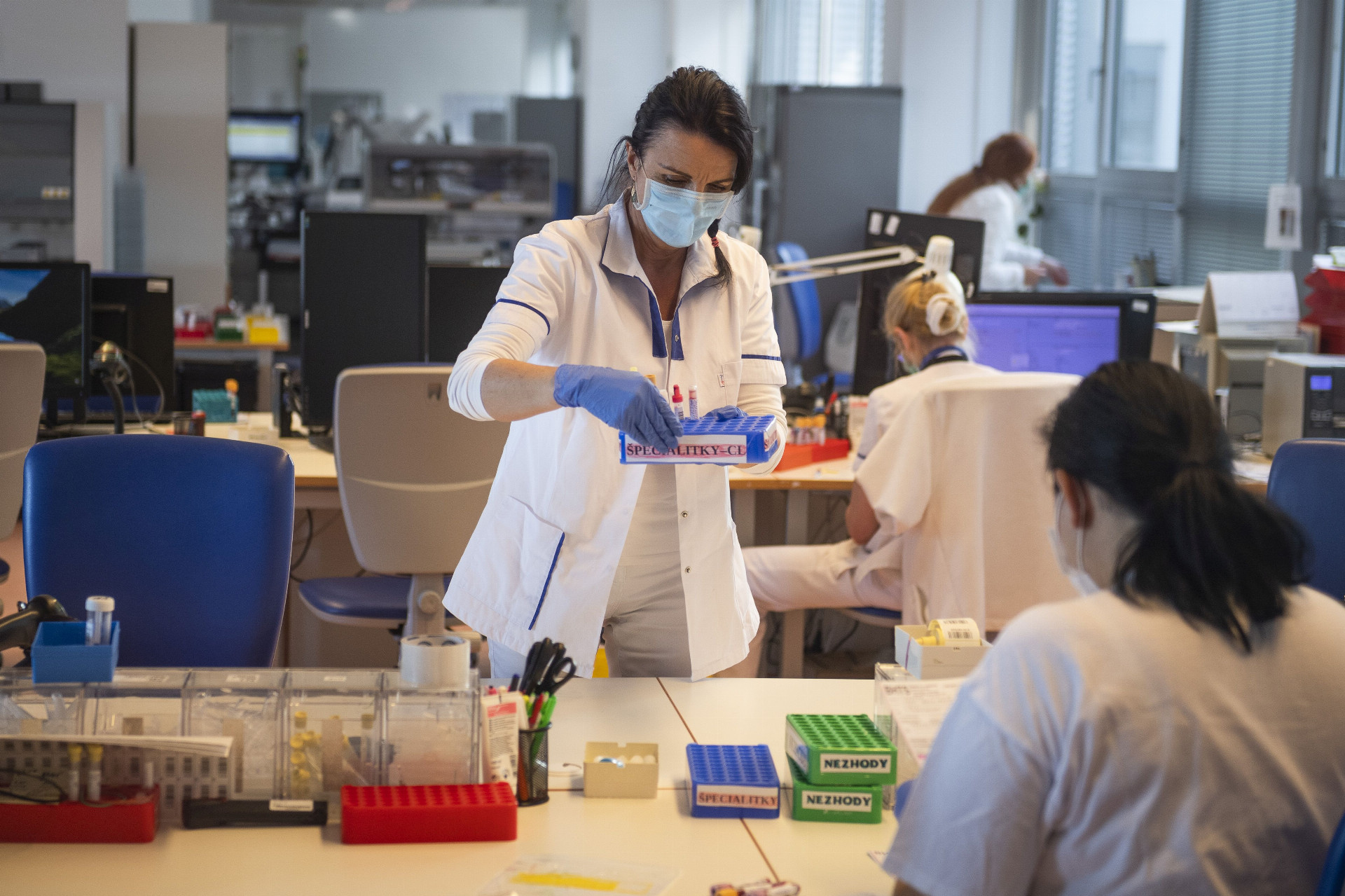 Súkromné laboratóriá majú pomôcť s testovaním v strategických podnikoch.