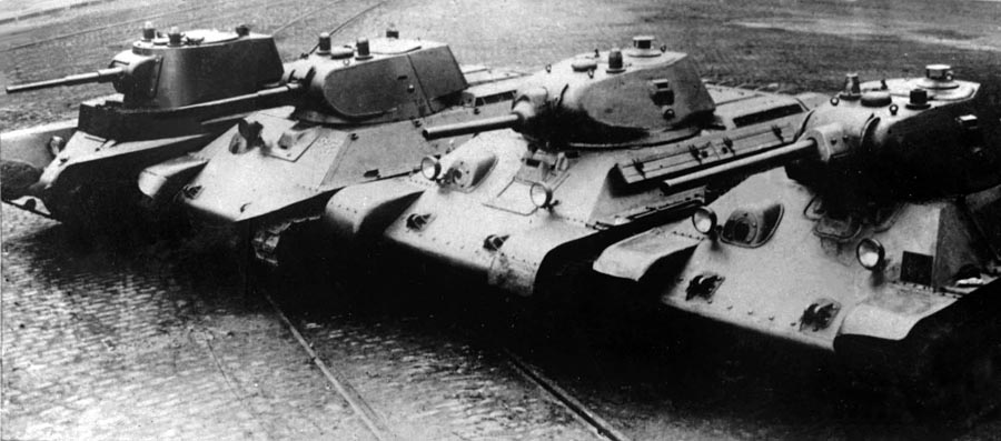 Prototypy sovietskych tankov, ktoré vyrábali v Charkovskom traktorovom závode. Zľava typ A-8 (vyrábaný pod názvom BT-7M), A-20, T-34 (model 1940) a T-34 (model 1941).