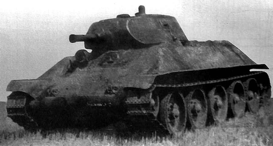Prototyp tanku A-32 počas simulovaného boja v septembri 1939 svojimi vlastnosťami uchvátil armádne velenie.