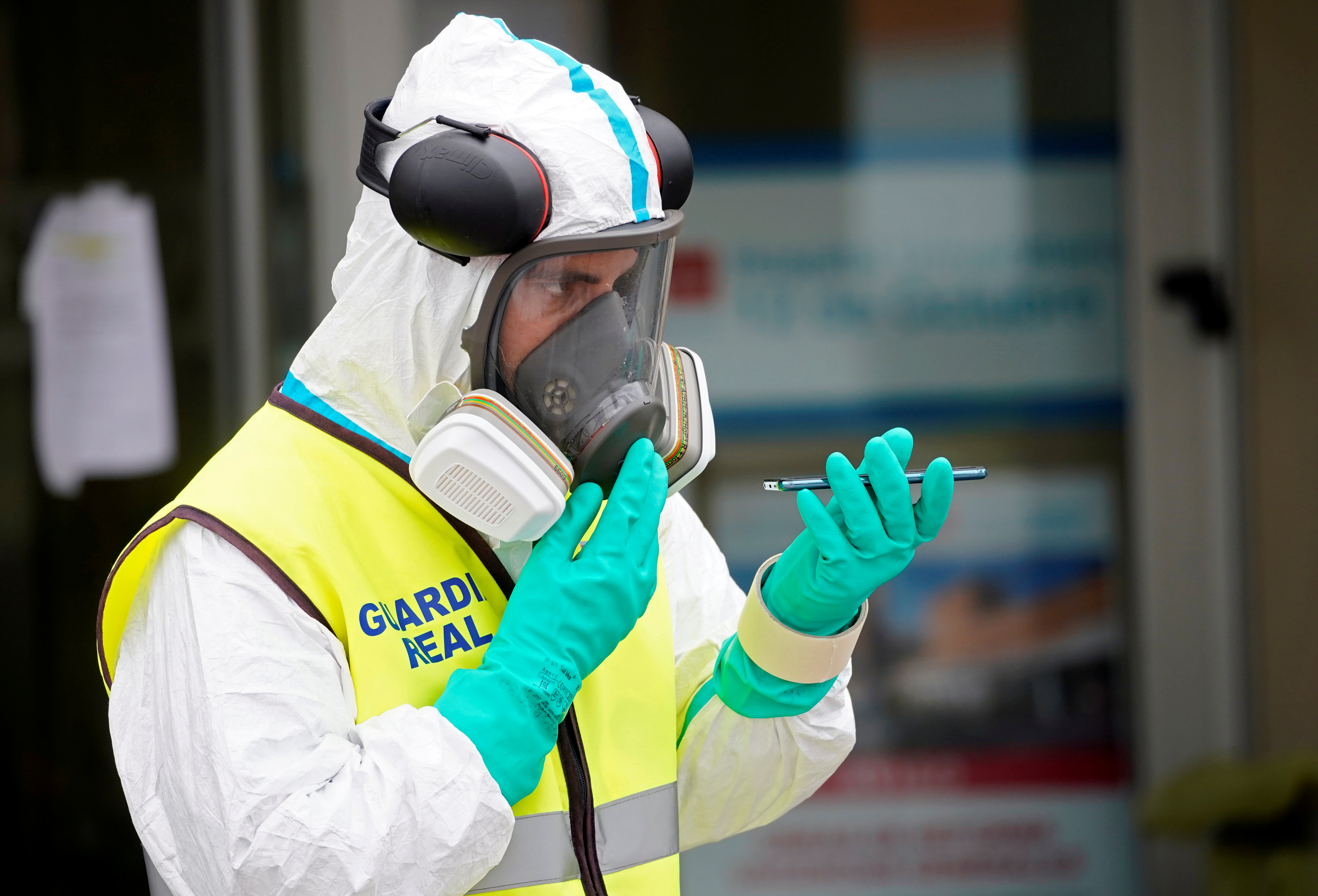 Ochrann&yacute; oblek chr&aacute;ni muža pred koronav&iacute;rusom