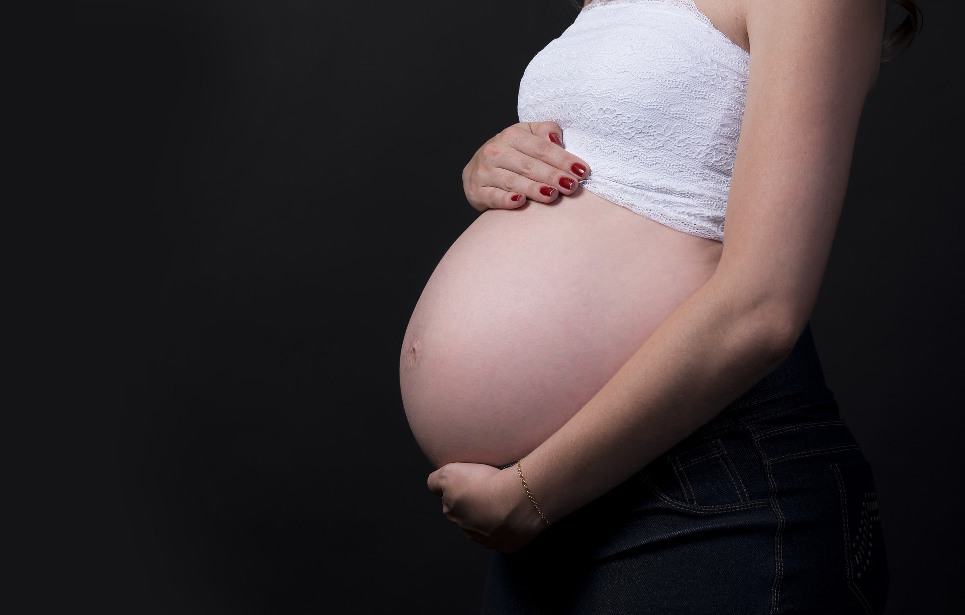Tehotné ženy sú všeobecne náchylnejšie k respiračným nákazám, pretože tehotenstvo vedie nielen k oslabeniu imunity, ale aj niekoľko zmien v tele ženy. Medzi ne patrí zvýšenie bránice či zvýšená spotreba kyslíka, ktoré rozvoj infekcie dýchacích ciest uľahčujú. Ako ale popisuje niekoľko existujúcich štúdií z Číny, nebol doposiaľ závažnejší priebeh ochorenia u tehotných sledovaný.

Treba brať do úvahy, že sledovaný počet tehotných žien je zatiaľ veľmi malý a tiež doba vedeckého skúmania nákazy je zatiaľ naozaj krátka na poskytnutie dostatočne vypovedajúcich odborných informácií. Preto by tehotné ženy nemali brať situáciu na ľahkú váhu a mali by dôkladne dodržiavať všetky opatrenia, aby sa nenakazili.
