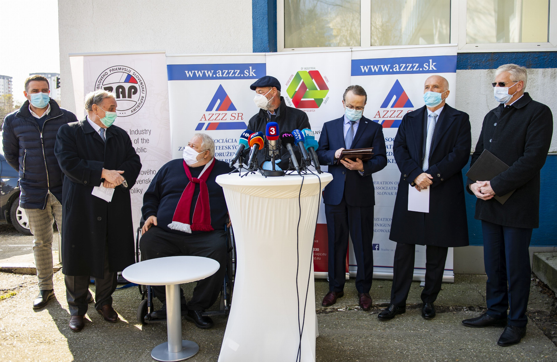 Sedem najv&auml;č&scaron;&iacute;ch zamestn&aacute;vateľsk&yacute;ch zv&auml;zov včera ozn&aacute;milo, že prep&uacute;&scaron;ťať prioritne nechc&uacute;. Potrebuj&uacute; v&scaron;ak &uacute;stretov&yacute; krok od vl&aacute;dy. T&aacute; ich doteraz v opatreniach opom&iacute;na.