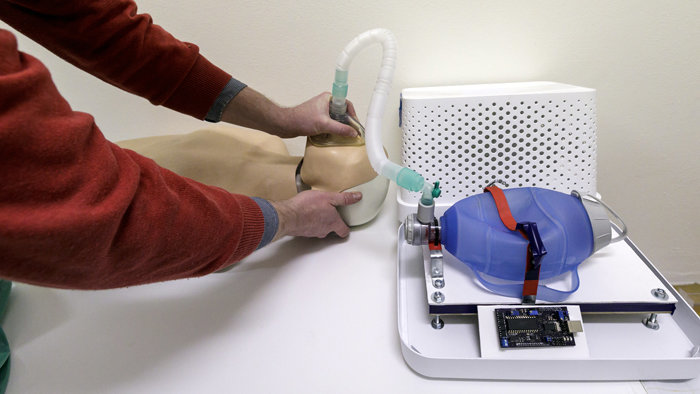 Jednoduchý pľúcny ventilátor vyvinuli aj študenti Univerzity Komenského. Konštrukčné náklady dosiahli 80 eur.