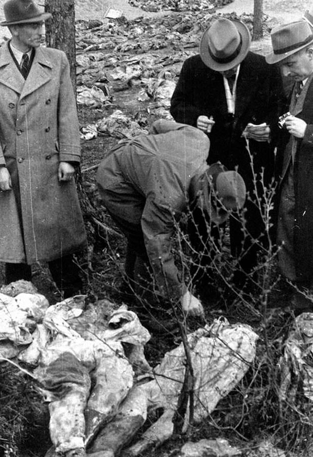 Pozostatky poľských dôstojníkov pochovaných v hromadných hroboch v Katynskom lese skúmali na jar 1943 aj členovia medzinárodnej komisie.