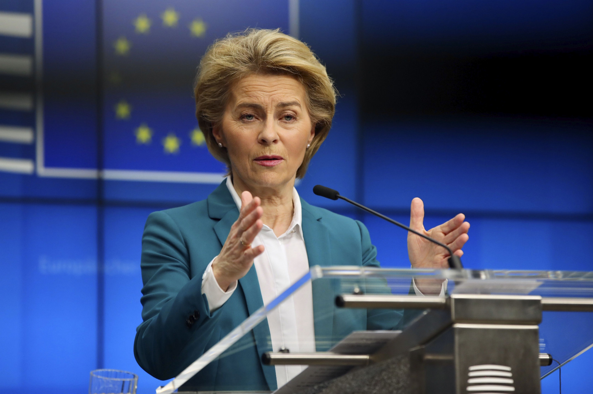 Šéfka eurokomisie Ursula von der Leyenová ponúka štátom na kurzarbeit 100 miliárd eur.