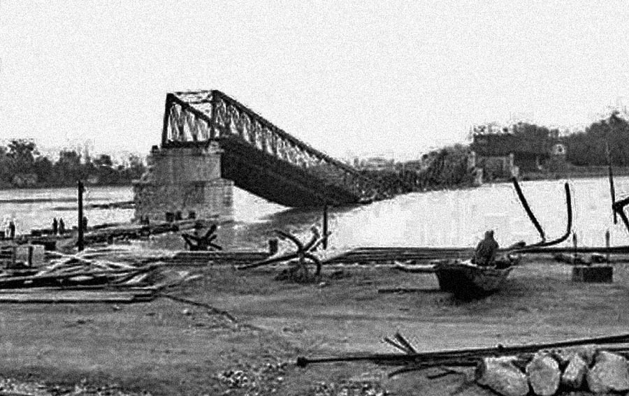 Zničený Most Milana Rastislava Štefánika v Bratislave v apríli 1945.