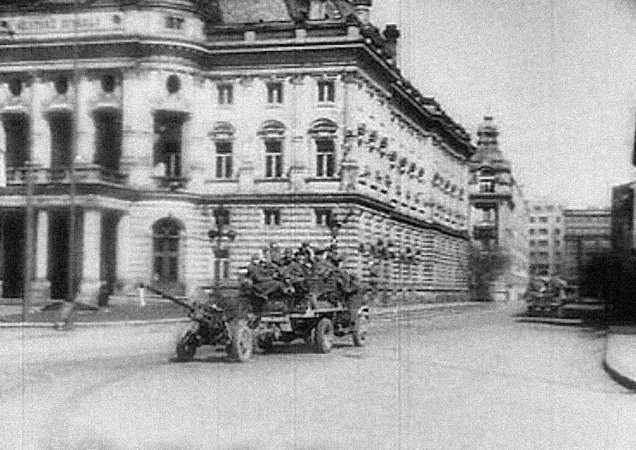 Jednotky Červenej armády pred budovou Slovenského národného divadla v apríli 1945.