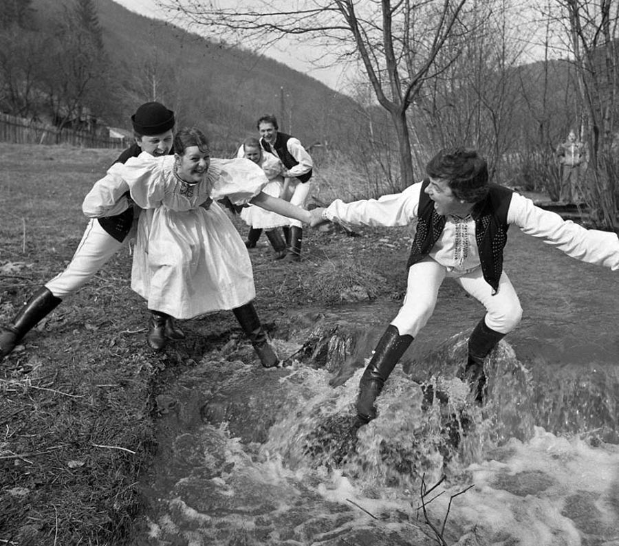 Udržiavateľmi veľkonočných zvykov sú už dávnejšie najmä členovia folklórnych súborov. Snímka zo začiatku osemdesiatych rokov zachytáva členov folklórnej skupiny Jadlovec počas oblievačky v Margecanoch. 