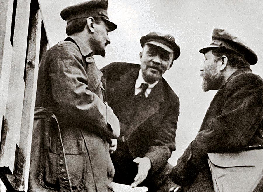Lenin boľševický prevrat v Rusku naplánoval, Lev Trockij (vľavo) mal na starosti jeho organizáciu. Tretí na snímke, Lev Kamenev, patril tiež k najužšiemu vedeniu boľševikov, počas revolúcie sa však s Leninom názorovo rozišiel. Bol totiž presvedčený, že ešte nenastal správny čas na prevrat.