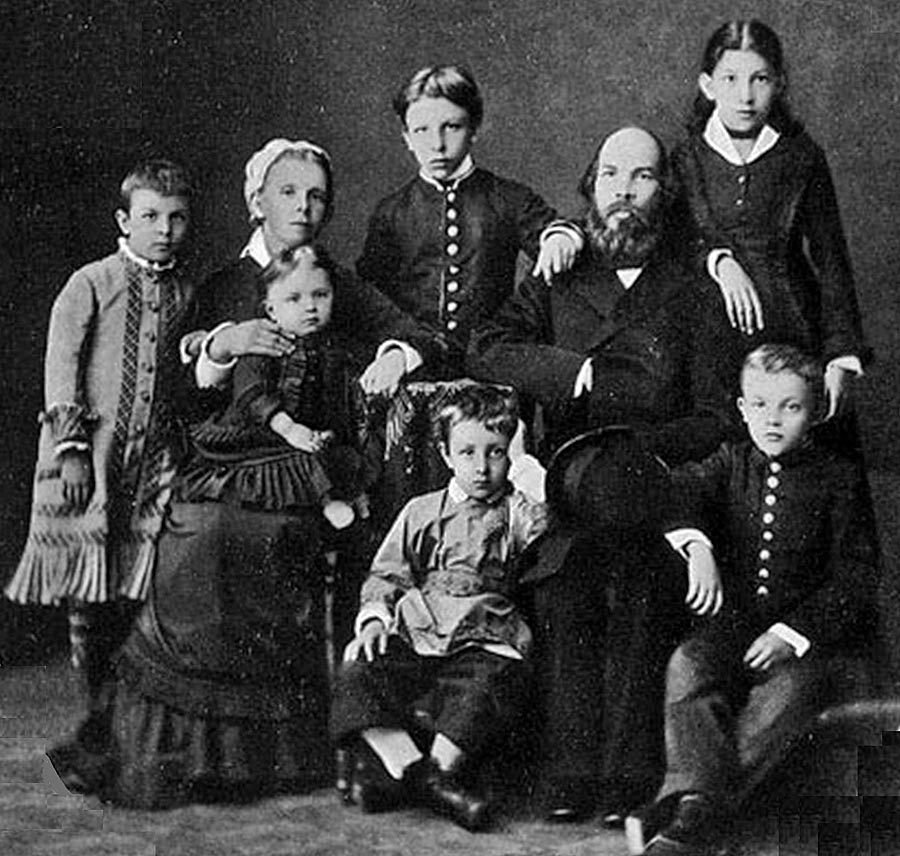 Rodina Uľjanovovcov. Deväťročný Vladimir Iľjič, budúci Lenin, sedí vpravo dolu.