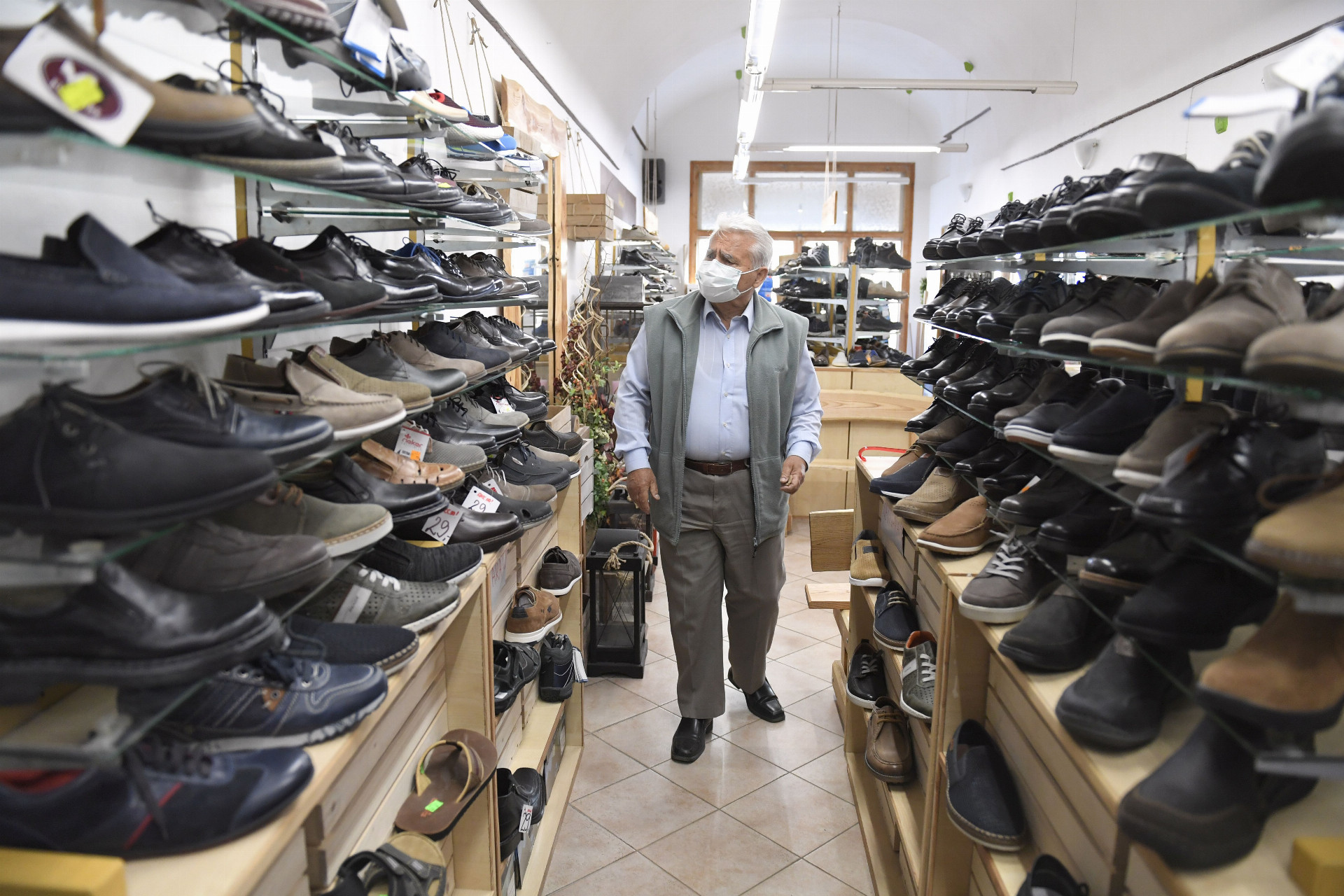 Na Slovensku opäť otvorili obchody do 300 štvorcových metrov. Zelenú dostali malé kníhkupectvá aj predajne obuvi.