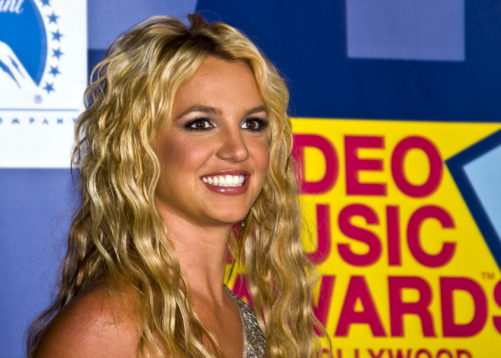 Keď sa Britney v jednom z jej rozhovorov opýtali, aké ostrovy navštívila, odpovedala, že napríklad Kanadu. Nikdy napríklad nešla do Japonska, pretože nerada konzumuje ryby.. a tie sú vraj v Afrike, ako sama uviedla, populárne.
