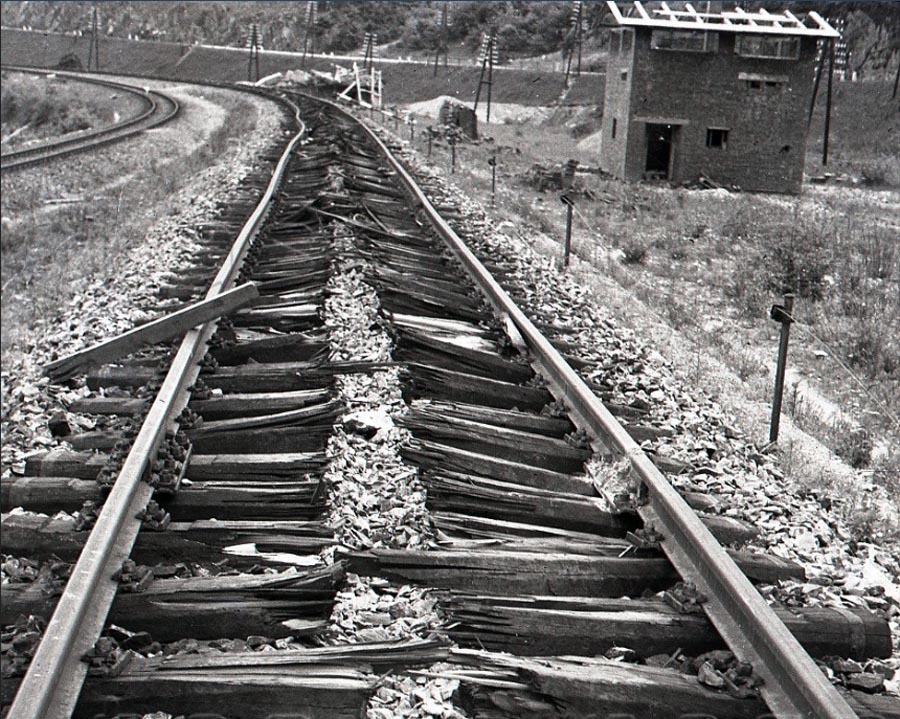 Železničné trate ničili ustupujúce nemecké vojská špeciálnym pluhom.