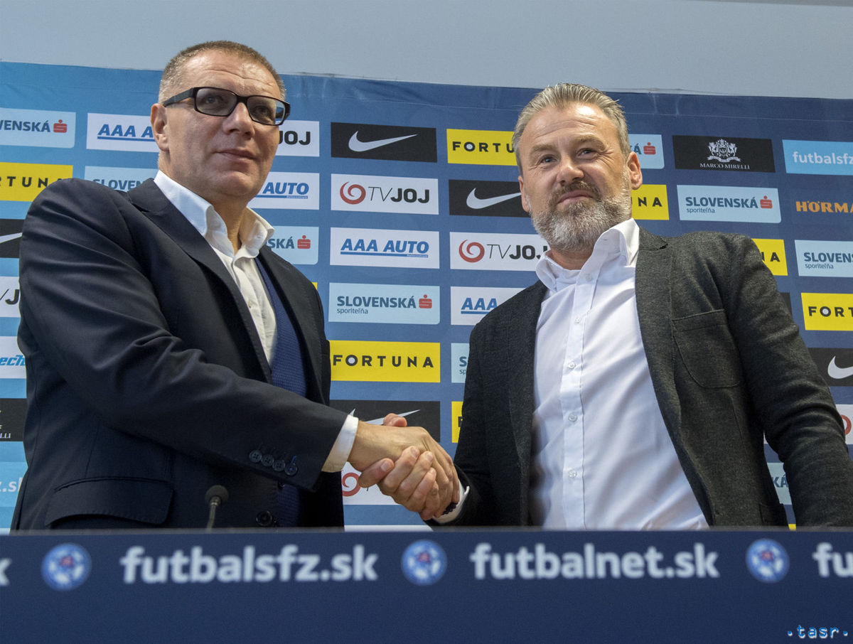 Finančná pomoc od FIFA neobíde ani náš futbal. Na snímke zväzový šéf Ján Kováčik (vľavo) a reprezentačný tréner Pavel Hapal.
