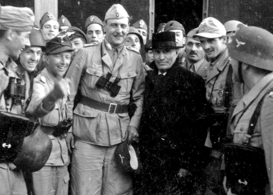 September 1943. Benito Mussolini s Ottom Skorzeným, ktorý ho so svojím špeciálnym komandom vyslobodil zo zajatia.
