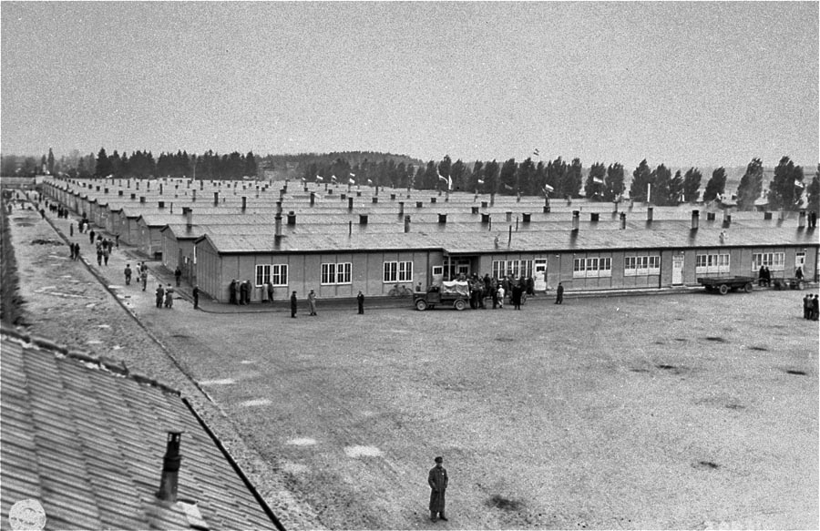Koncentračný tábor Dachau vznikol v objektoch bývalej muničnej továrne, postupne sa ale rozšíril na rozsiahly komplex, ku ktorému patrilo aj 140 menších táborov v okolí.