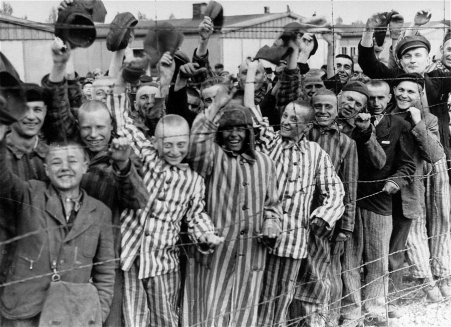 Oslobodení väzni z Dachau na konci apríla 1945. 