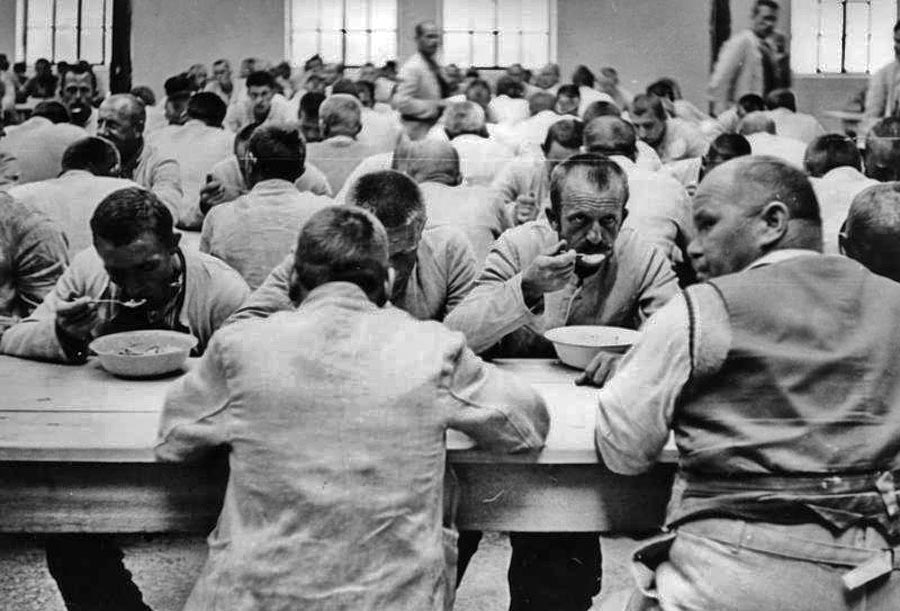 Fotografie v novinách ukazovali nemeckej verejnosti usmiatych a nasýtených väzňov tábora v Dachau. Realita však bola úplne iná.
