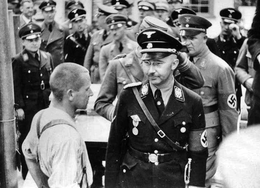 Šéf gestapa a SS Heinrich Himmler počas prehliadky koncentračného tábora v Dachau v roku 1936.