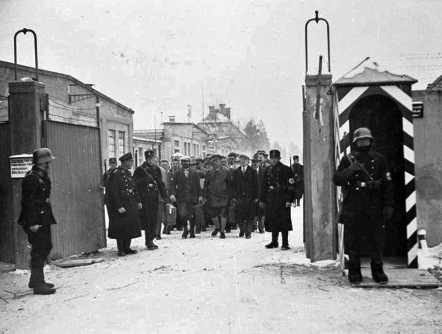 Nacistická propaganda vykresľovala život väzňov v Dachau ako priam idylický. Noviny dokonca prinášali správy a fotografie z ich prepúšťania na slobodu, ako v tomto prípade, na konci roku 1933. To však bolo naposledy.