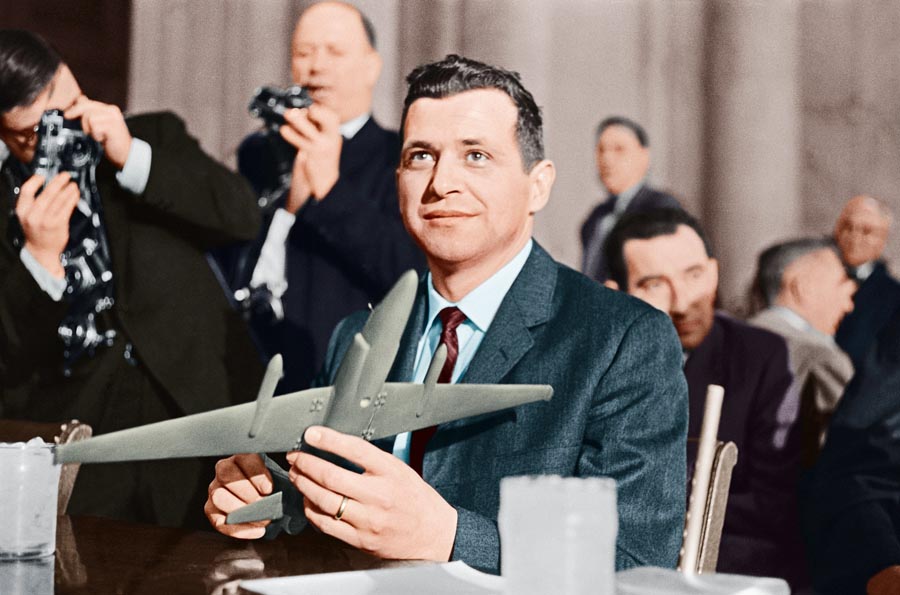 Francis Gary Powers počas vypočúvania pred komisiou amerického Senátu po návrate do vlasti v marci 1962. V ruke drží model špionážneho lietadla Lockheed U-2, aké pilotoval počas osudnej misie nad Sovietskym zväzom.