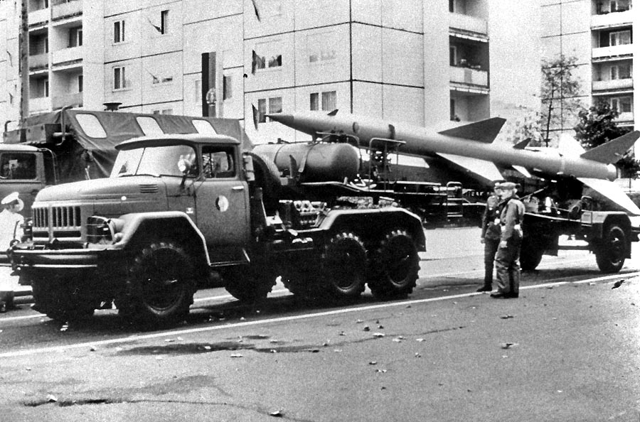 Sovietska raketa S-75 (na podvozku vozidla ZIL 131), akou bolo 1. mája 1960 zostrelené americké lietadlo U-2.