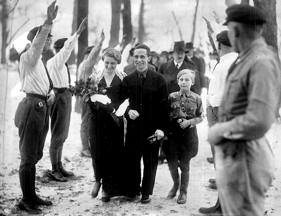 Svadobná fotografia Goebbelsovcov. V pozadí kráča ich svedok - Adolf Hitler.